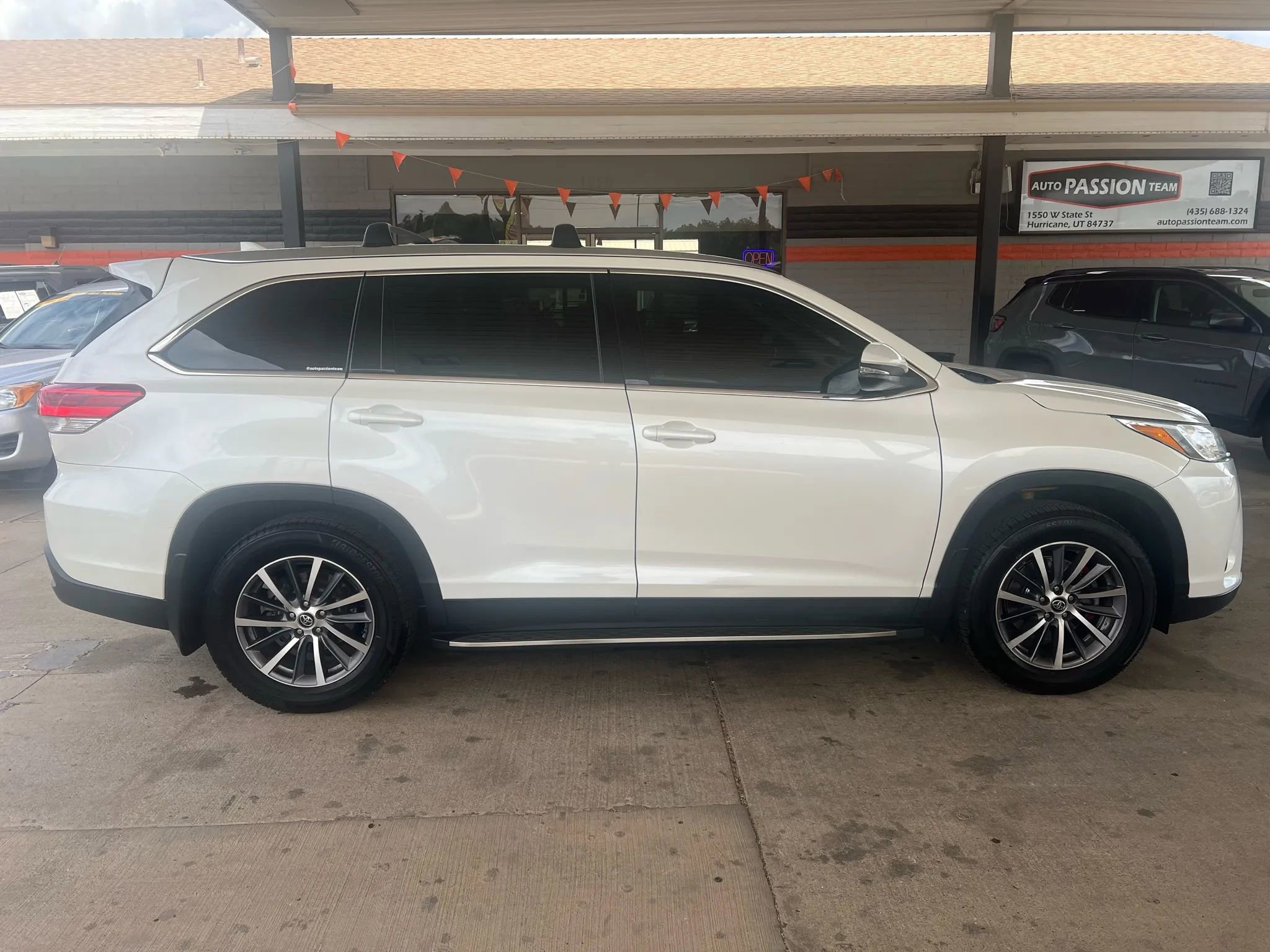 Used 2019 Toyota Highlander SE image 4