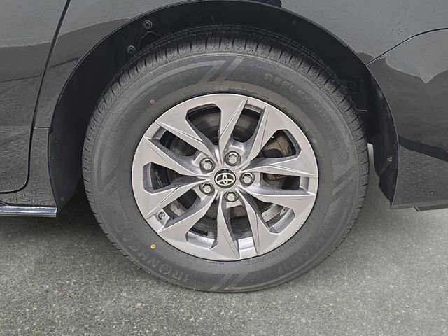 Certified 2024 Toyota Sienna XLE FWD image 30