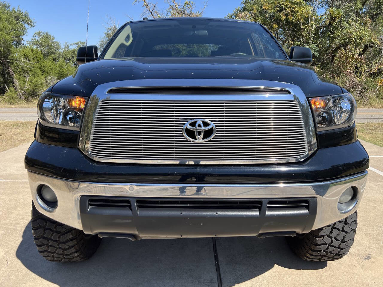 Used 2010 Toyota Tundra 4x4 CrewMax image 3