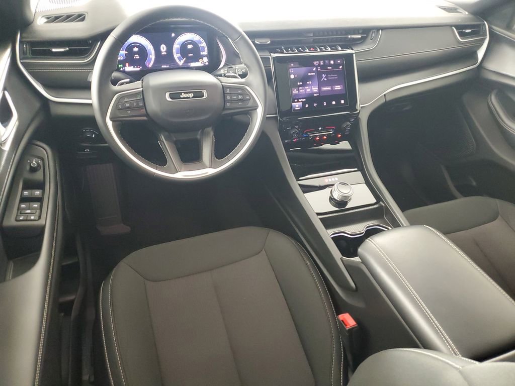 Used 2025 Jeep Grand Cherokee Laredo X image 15