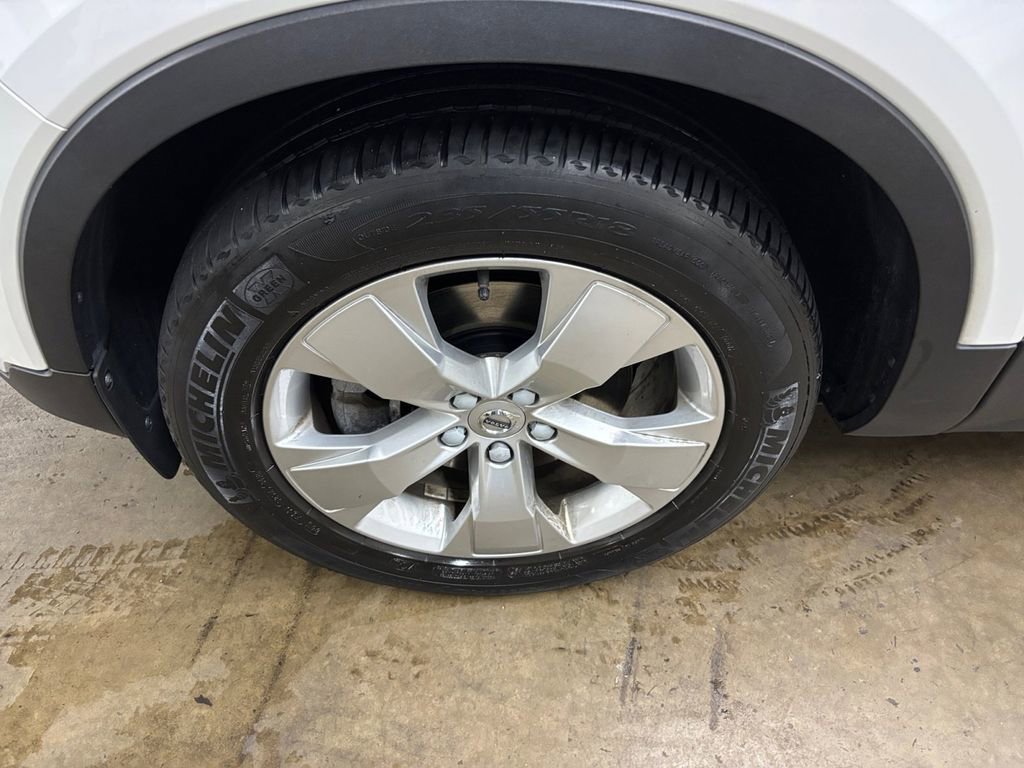 Used 2019 Volvo XC40 T4 Momentum image 32
