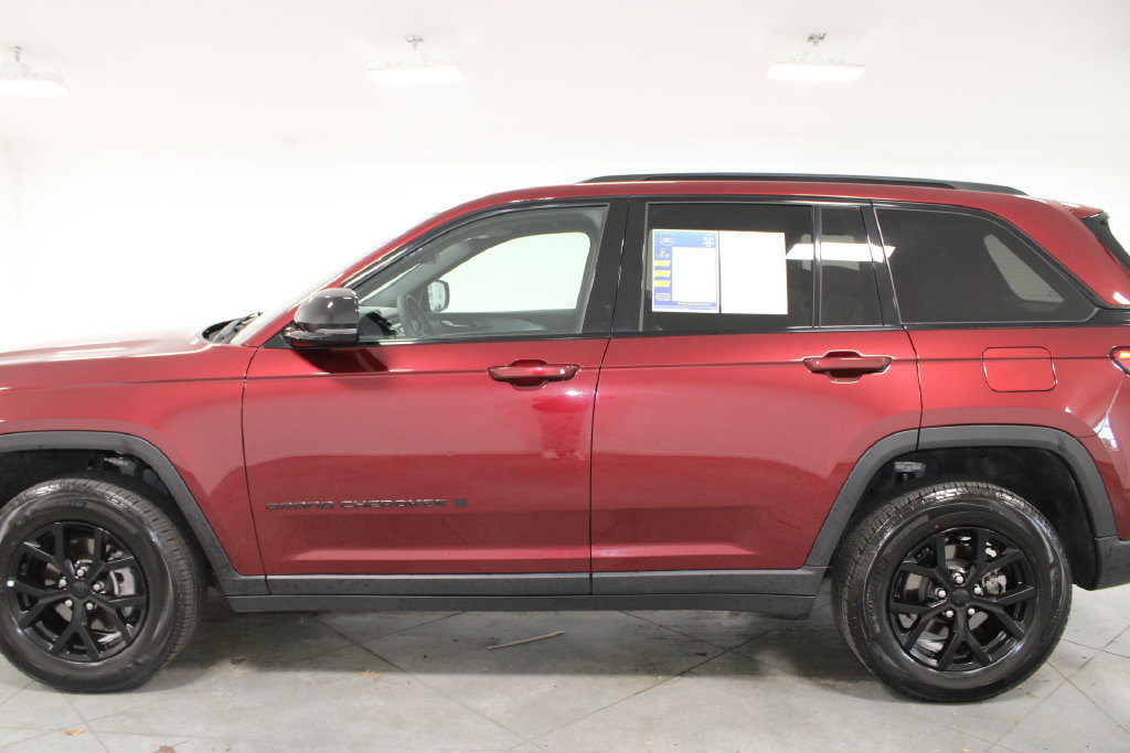 Used 2025 Jeep Grand Cherokee Altitude AWD/4WD image 6