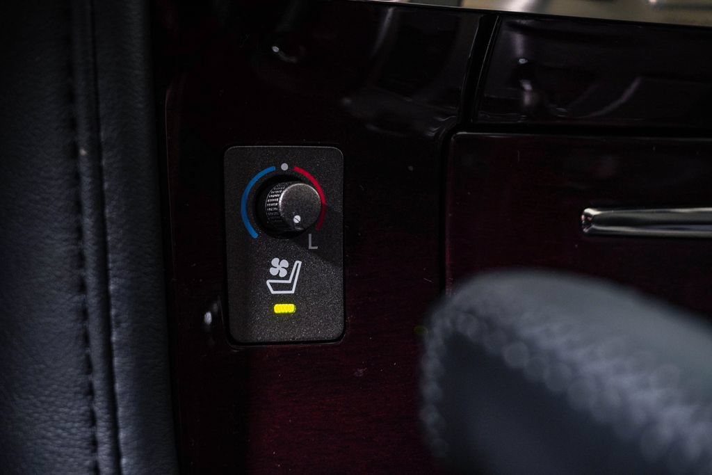 Used 2013 Lexus LX 570 4WD w/ Luxury Pkg image 29