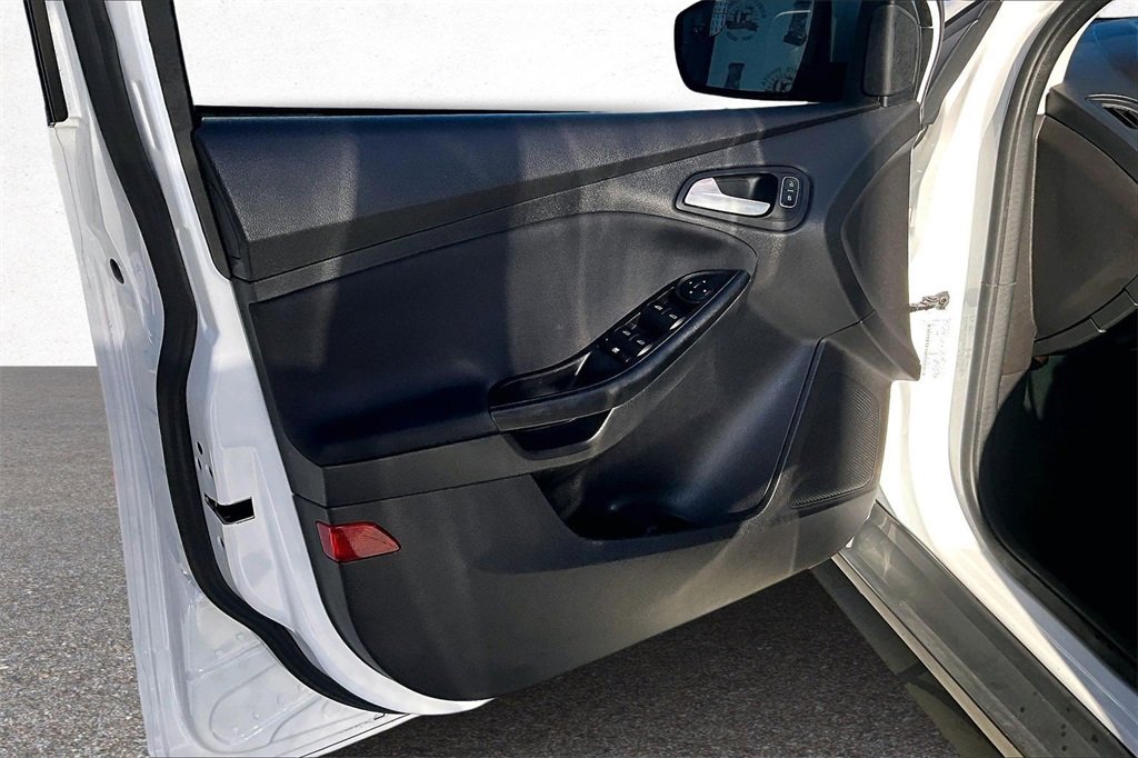 Used 2018 Ford Focus SE w/ SE Appearance Package image 17