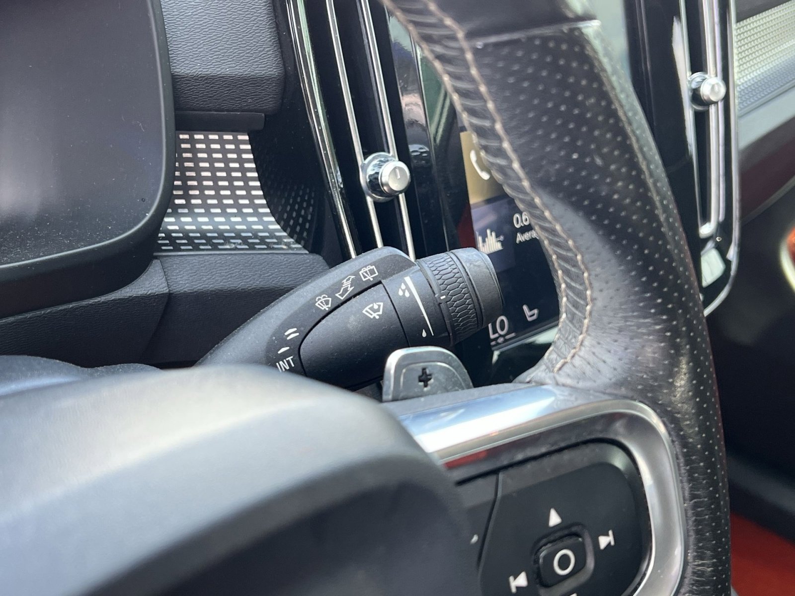 Used 2020 Volvo XC40 T4 R-Design w/ Protection Package Premier image 35