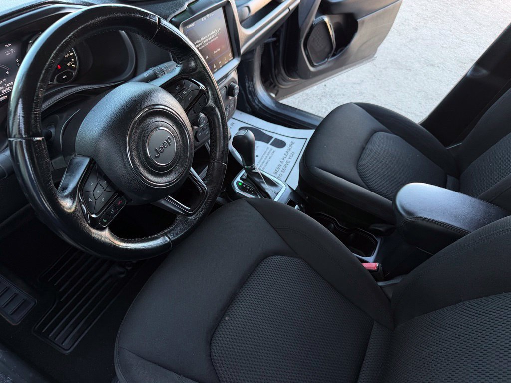 Used 2018 Jeep Renegade Altitude w/ UConnect 8.4 Nav Group FWD image 17