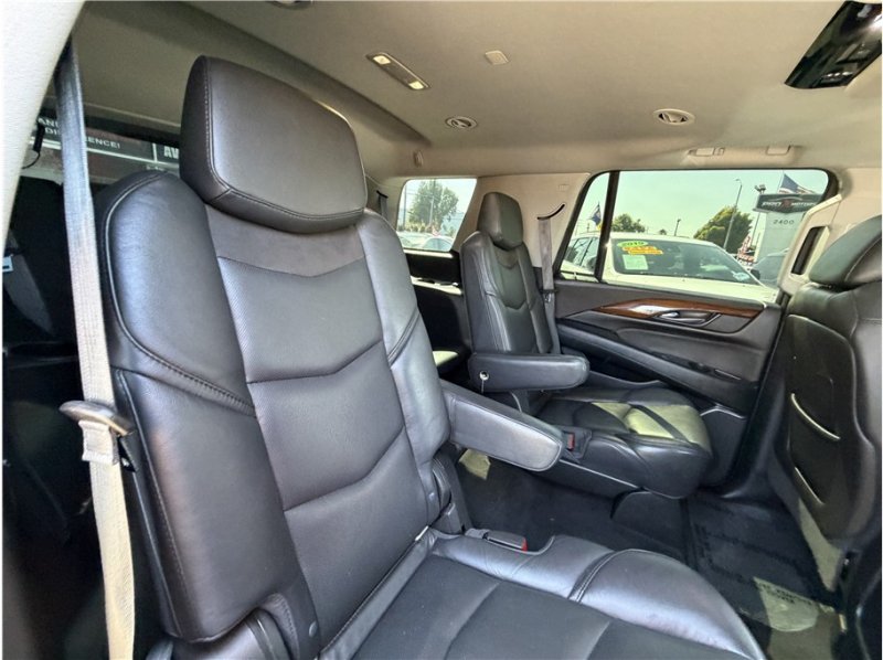 Used 2017 Cadillac Escalade Premium Luxury RWD image 29