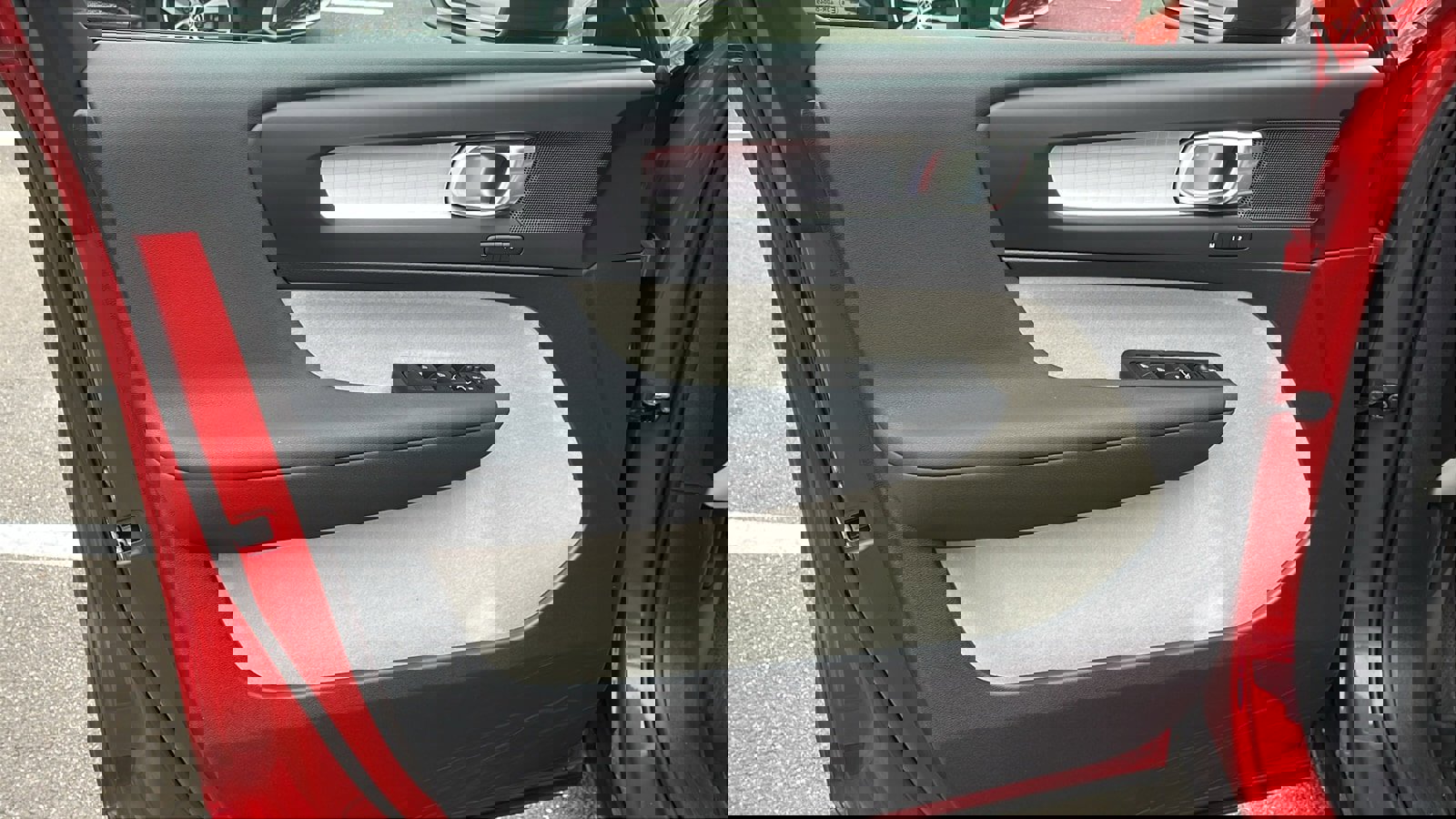 Used 2022 Volvo XC40 T5 Momentum image 11