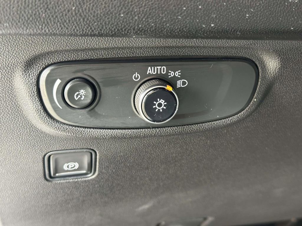 Used 2023 GMC Terrain SLE w/ Driver Convenience Package image 21