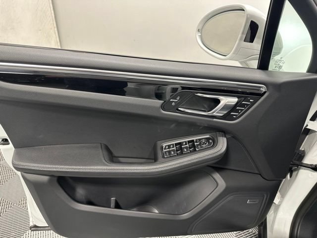 Used 2024 Porsche Macan AWD/4WD image 14