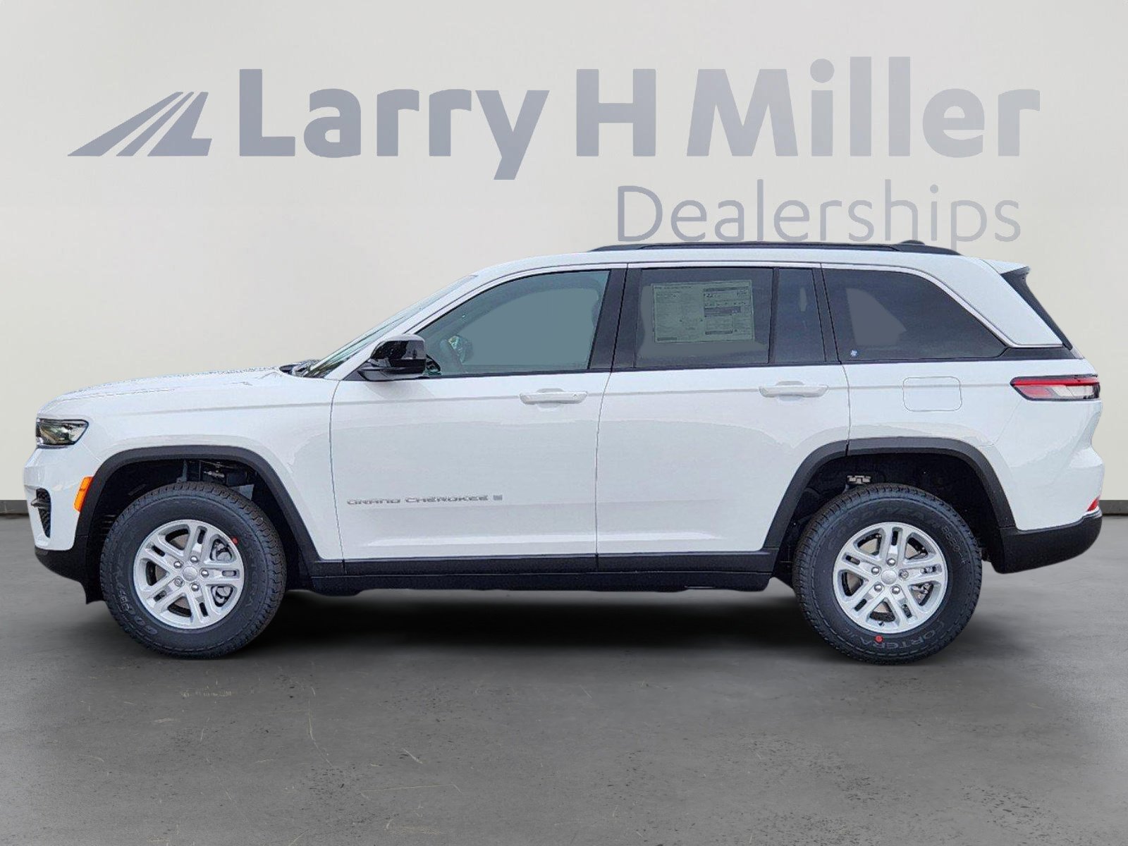 New 2025 Jeep Grand Cherokee Laredo w/ Luxury Tech Group I image 2