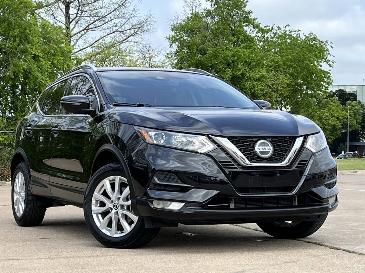 Used 2021 Nissan Rogue Sport SV image 2
