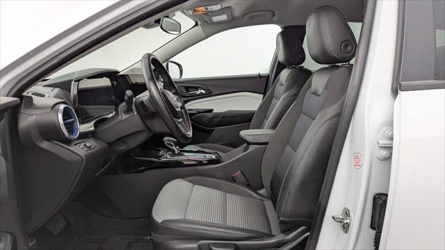 Used 2025 Chevrolet Trax LT w/ LT Convenience Package FWD image 13