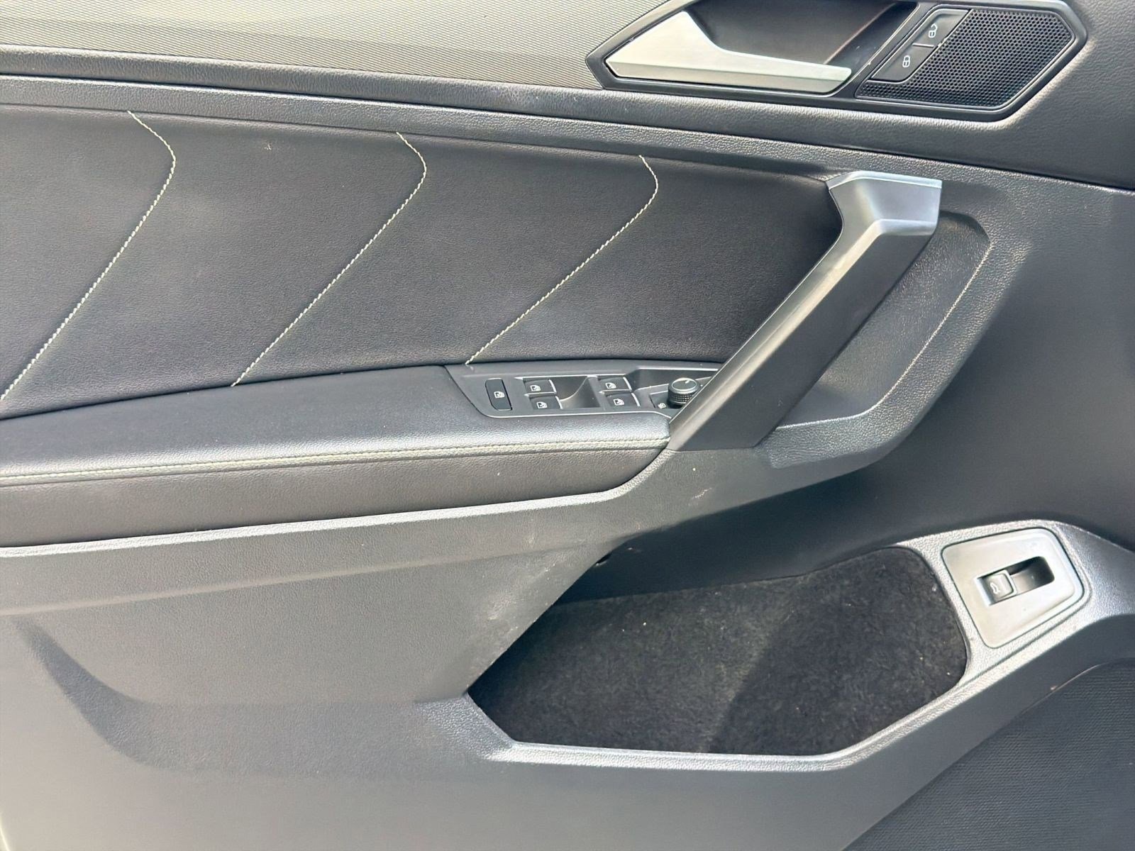 Used 2023 Volkswagen Tiguan SE R-Line image 13