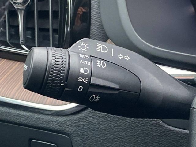 Used 2022 Volvo XC60 B5 Momentum image 22