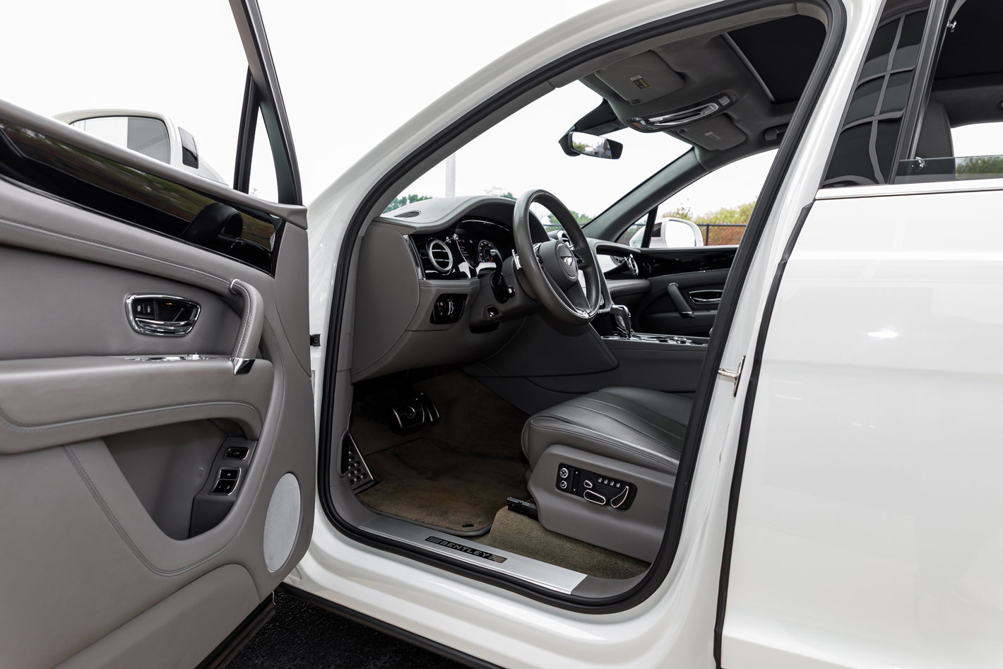 Used 2018 Bentley Bentayga Onyx Edition image 9