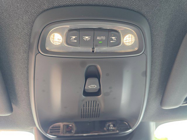 Used 2021 Volvo XC40 T5 R-Design image 38