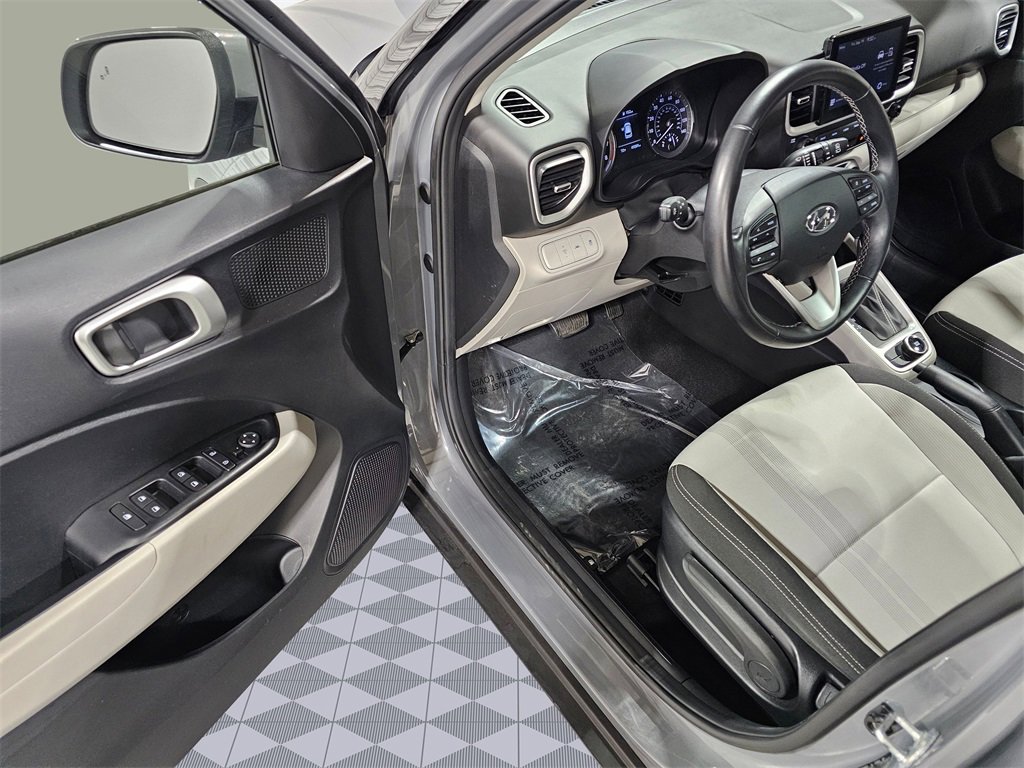 Used 2022 Hyundai Venue SEL image 19