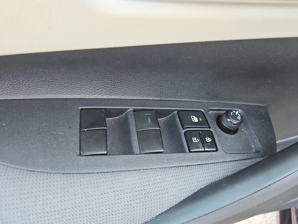 Used 2021 Toyota Corolla LE w/ LE Convenience Package image 18