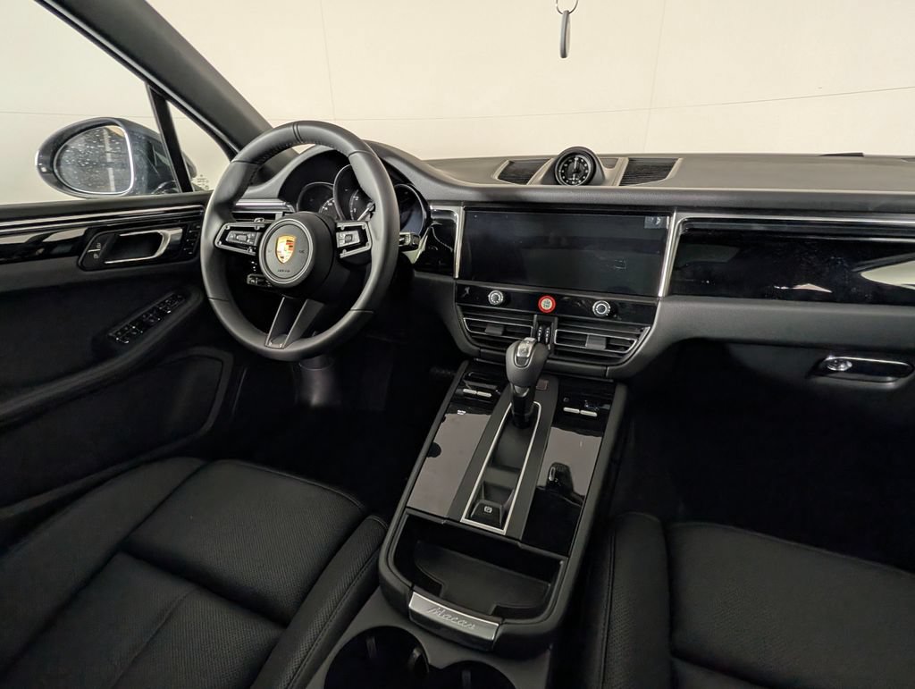 Certified 2026 Porsche Macan AWD/4WD image 24