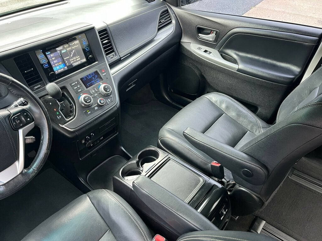 Used 2016 Toyota Sienna SE Premium FWD image 22