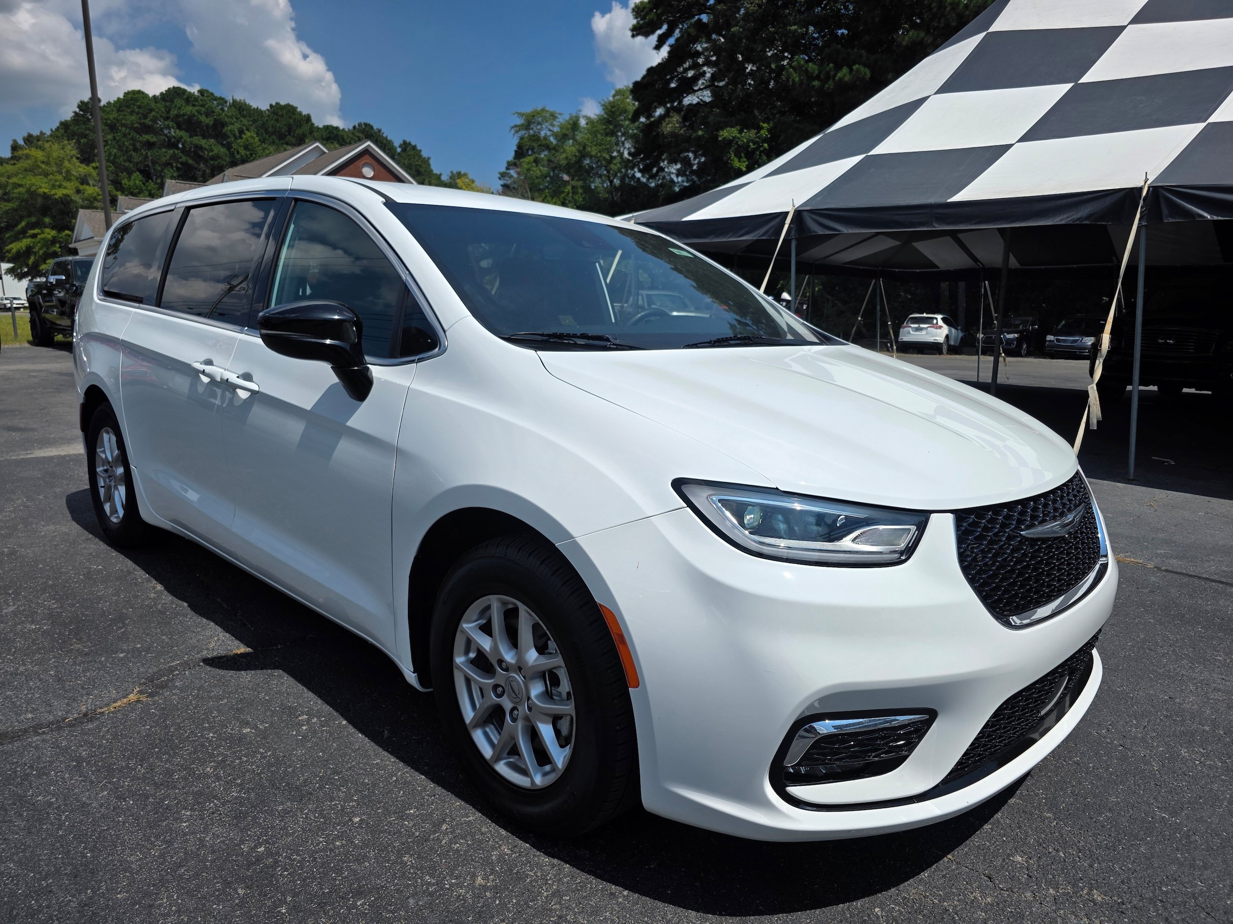 Used 2024 Chrysler Pacifica Touring FWD image 3
