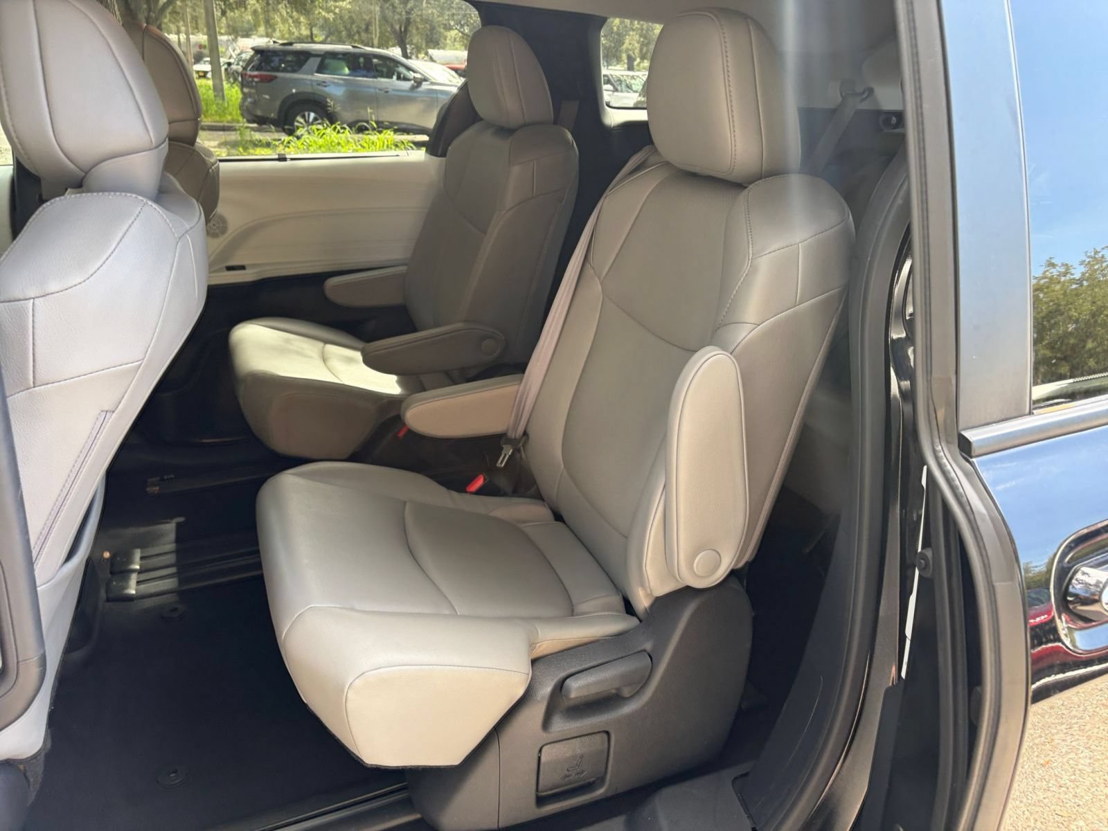 Used 2025 Toyota Sienna XLE FWD image 40