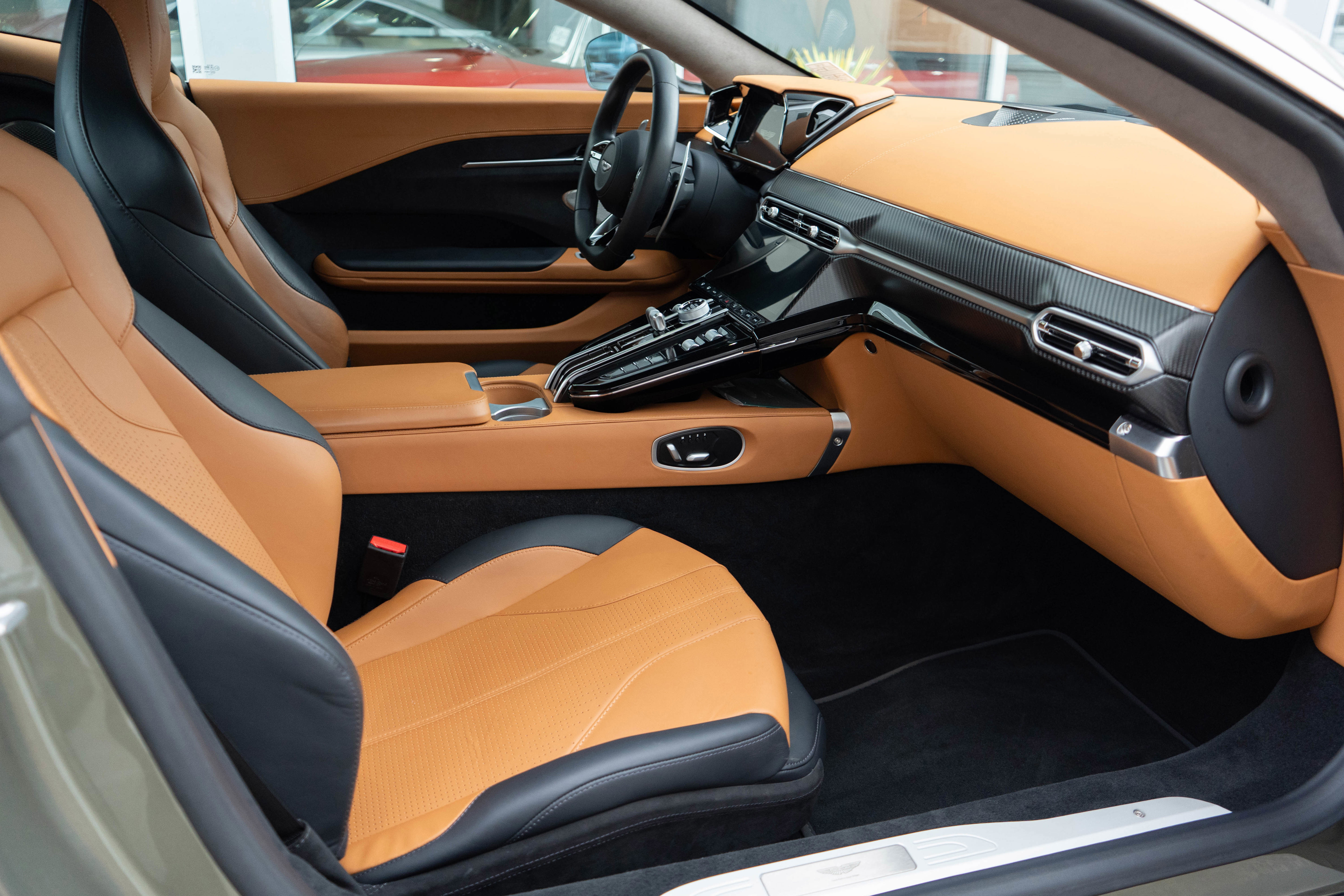 Used 2025 Aston Martin V8 Vantage Coupe image 24