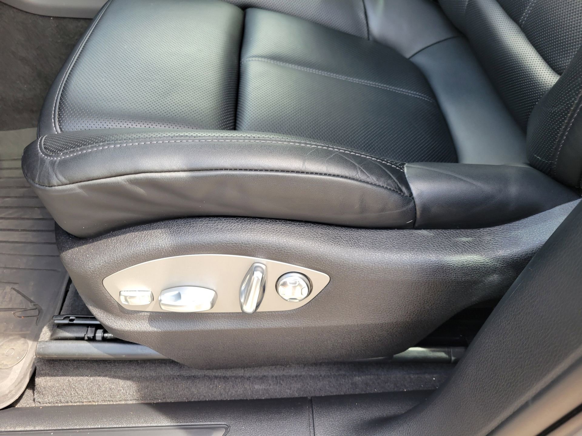 Certified 2025 Porsche Macan image 27