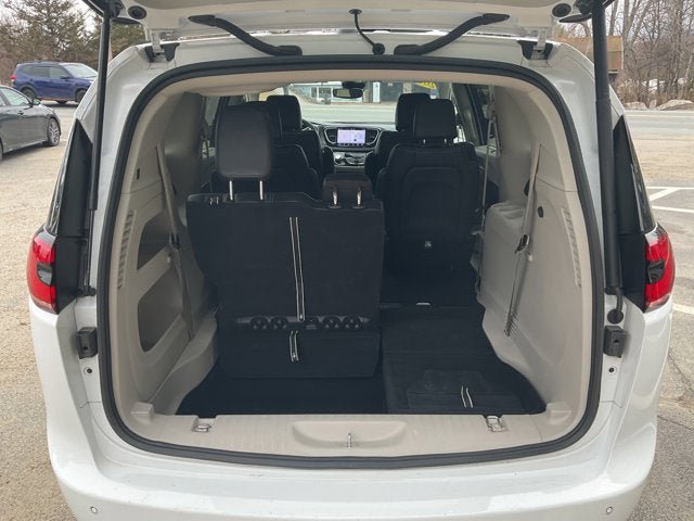 Used 2024 Chrysler Pacifica Touring-L image 42