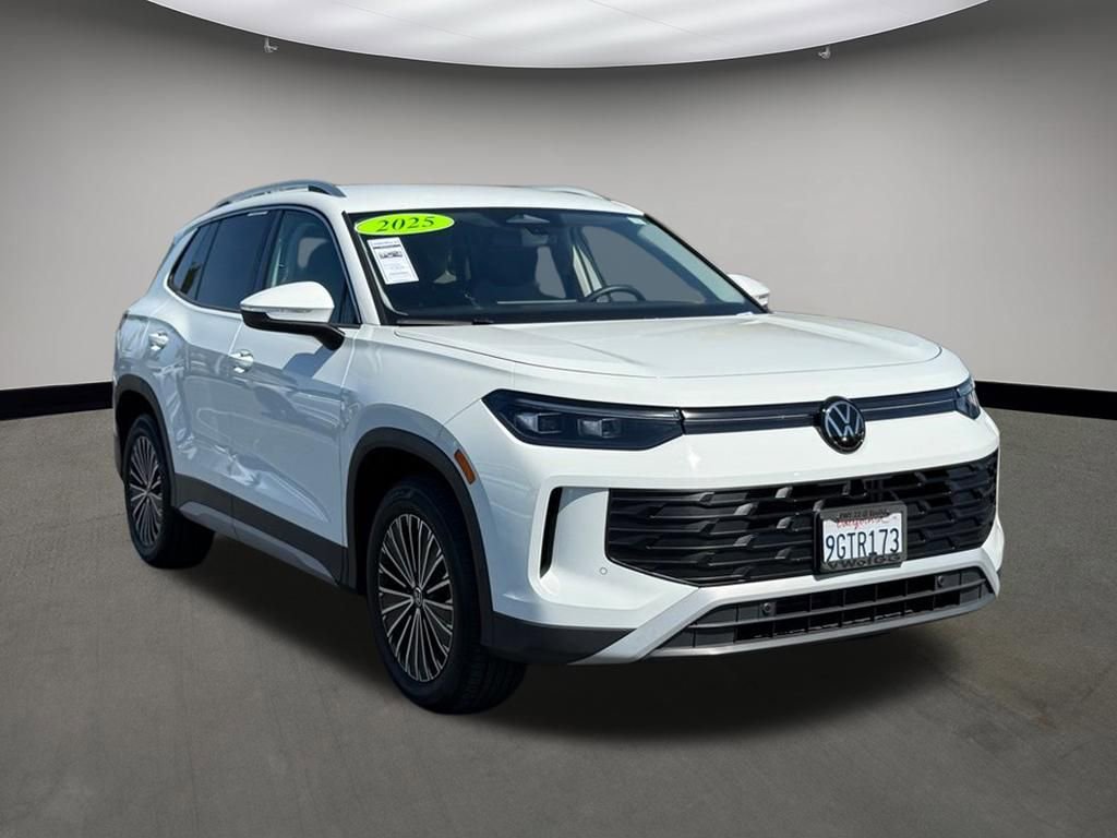 Used 2025 Volkswagen Tiguan S w/ 18" Wheel Package image 1