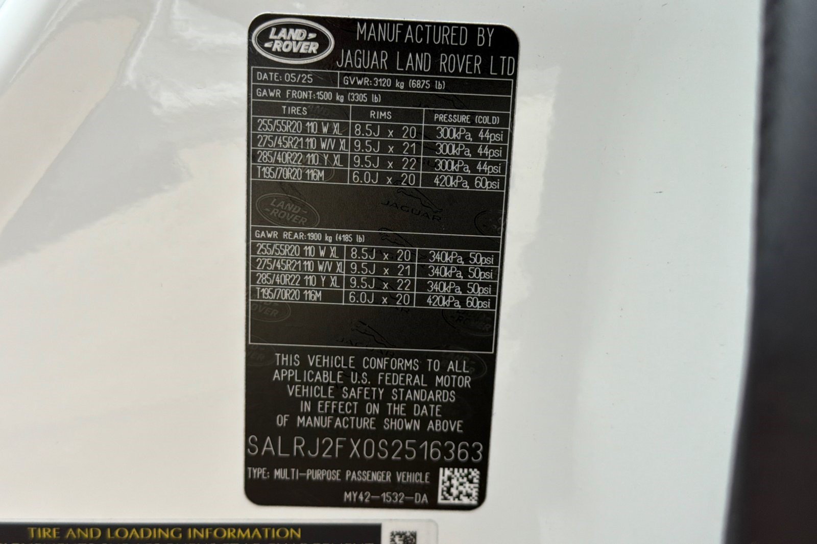 Certified 2025 Land Rover Discovery S AWD/4WD image 29