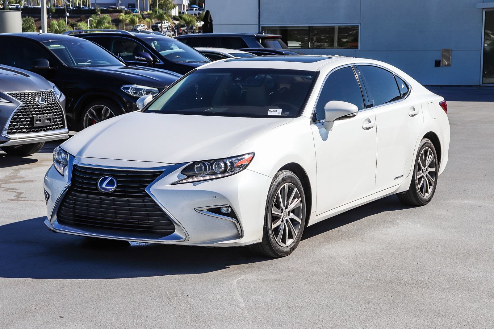 Used 2018 Lexus ES 300h w/ Navigation Package FWD image 3