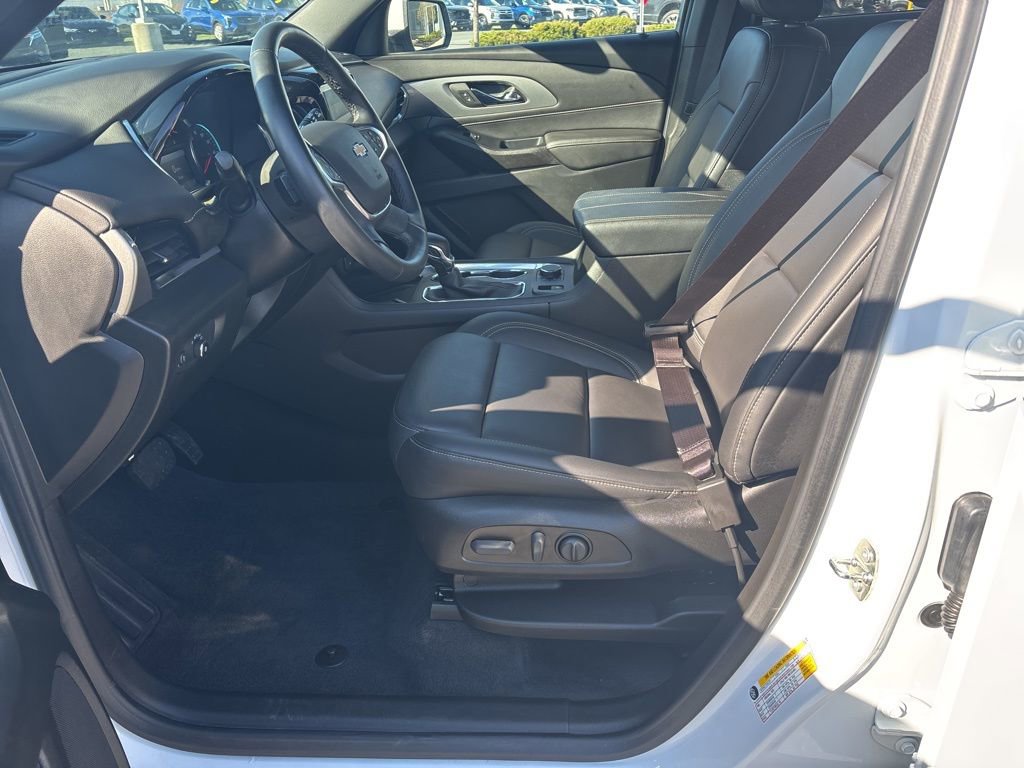Used 2023 Chevrolet Traverse LT w/ Rear Camera Mirror Package image 11