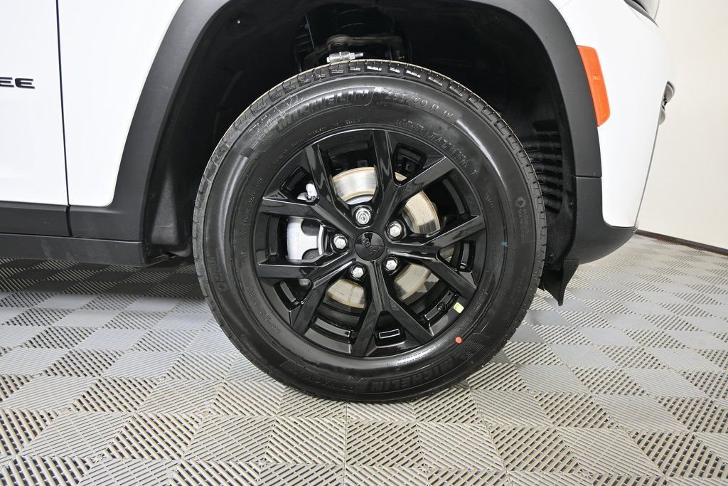 New 2026 Jeep Grand Cherokee Laredo image 11