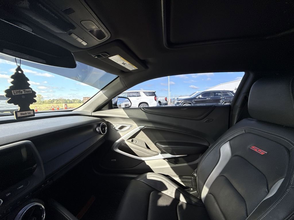 Used 2018 Chevrolet Camaro SS w/ LPO RS/SS Interior Package image 26