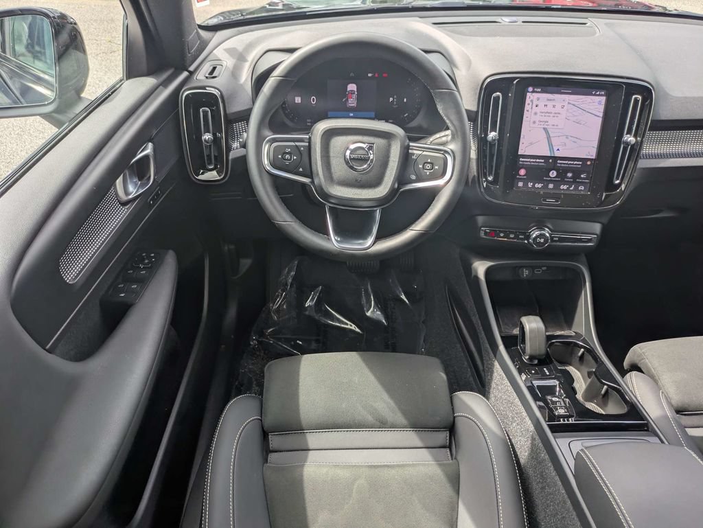 Certified 2025 Volvo XC40 B5 Plus AWD/4WD image 17