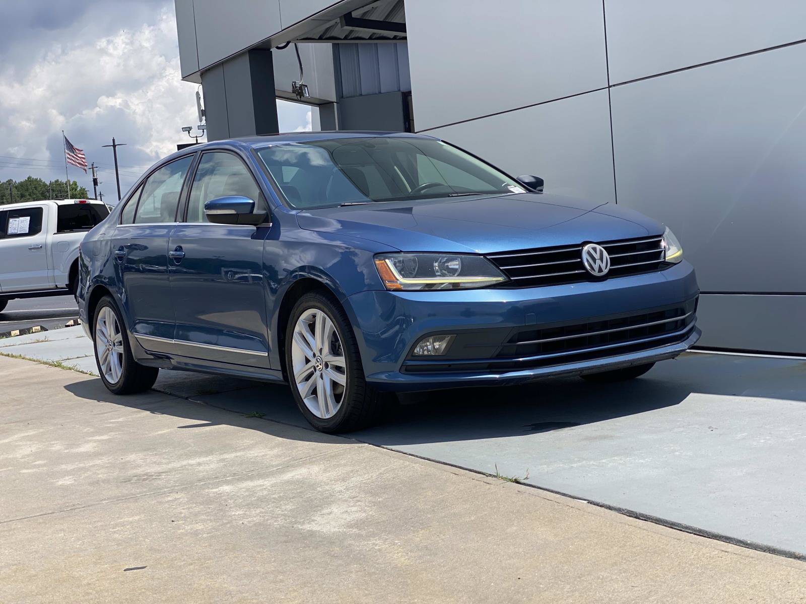 Used 2017 Volkswagen Jetta SEL FWD image 1