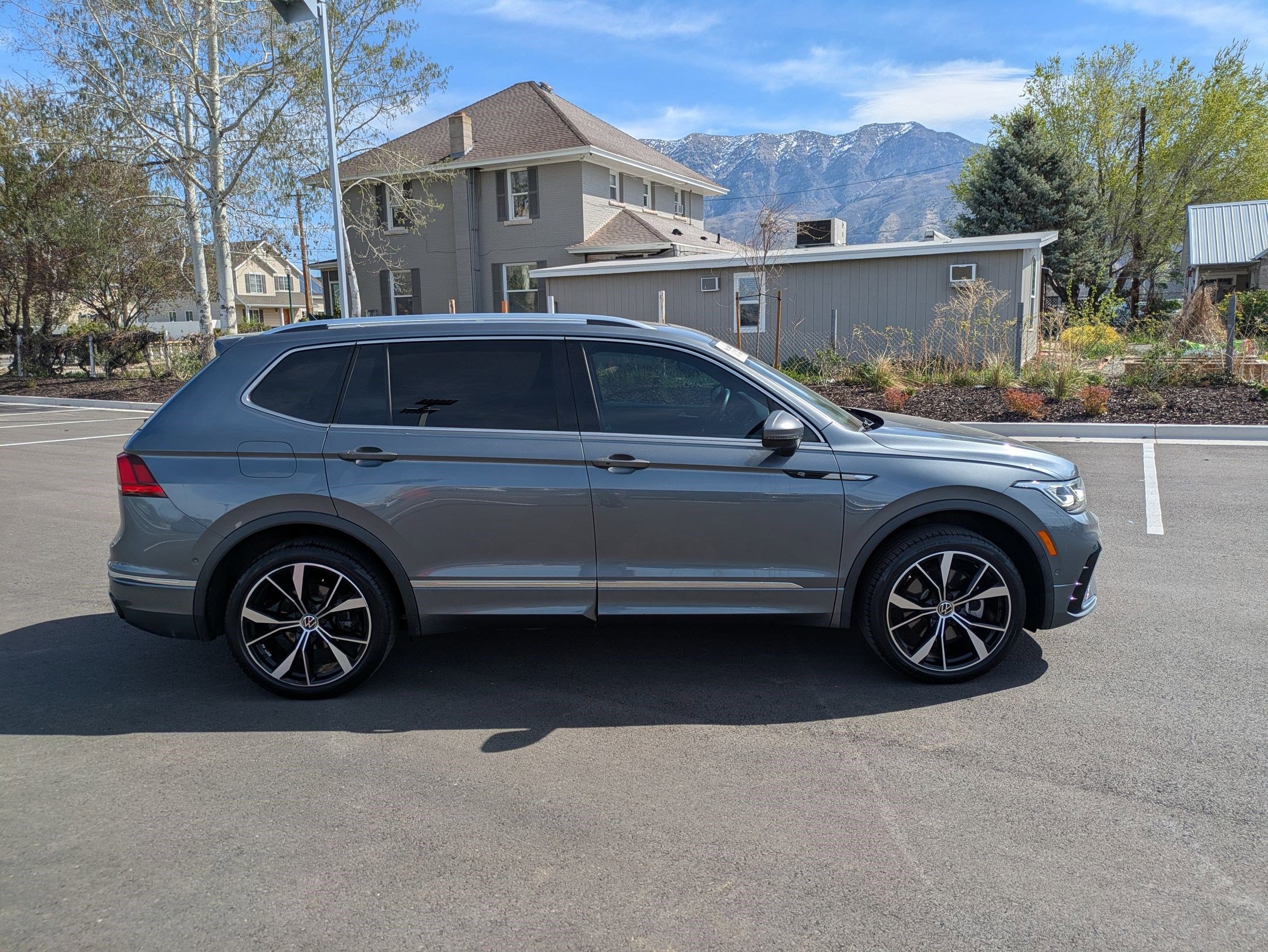Used 2022 Volkswagen Tiguan SEL R-Line image 2