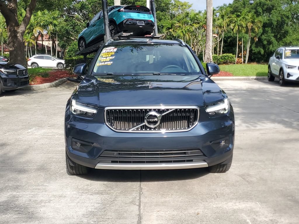 Certified 2022 Volvo XC40 T4 Momentum w/ Premium Package FWD image 2