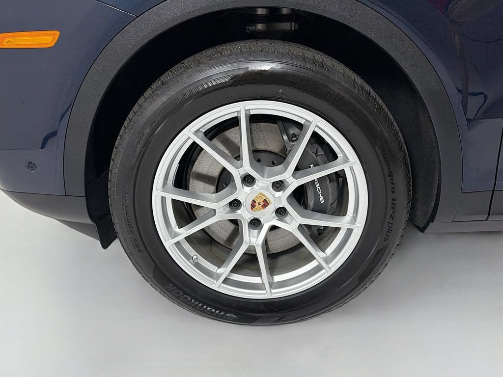 Certified 2025 Porsche Cayenne AWD/4WD image 34