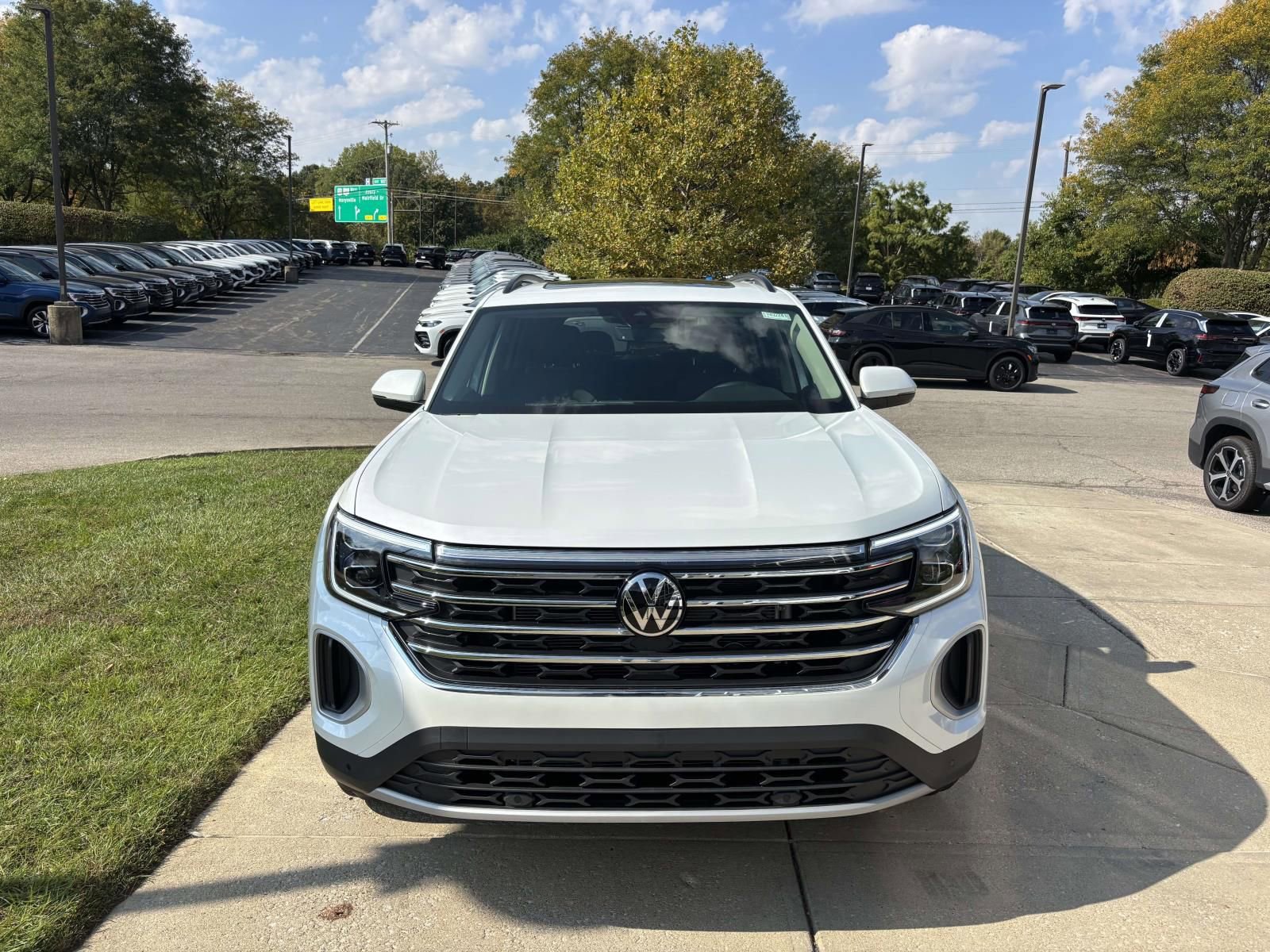 New 2026 Volkswagen Atlas SE image 2