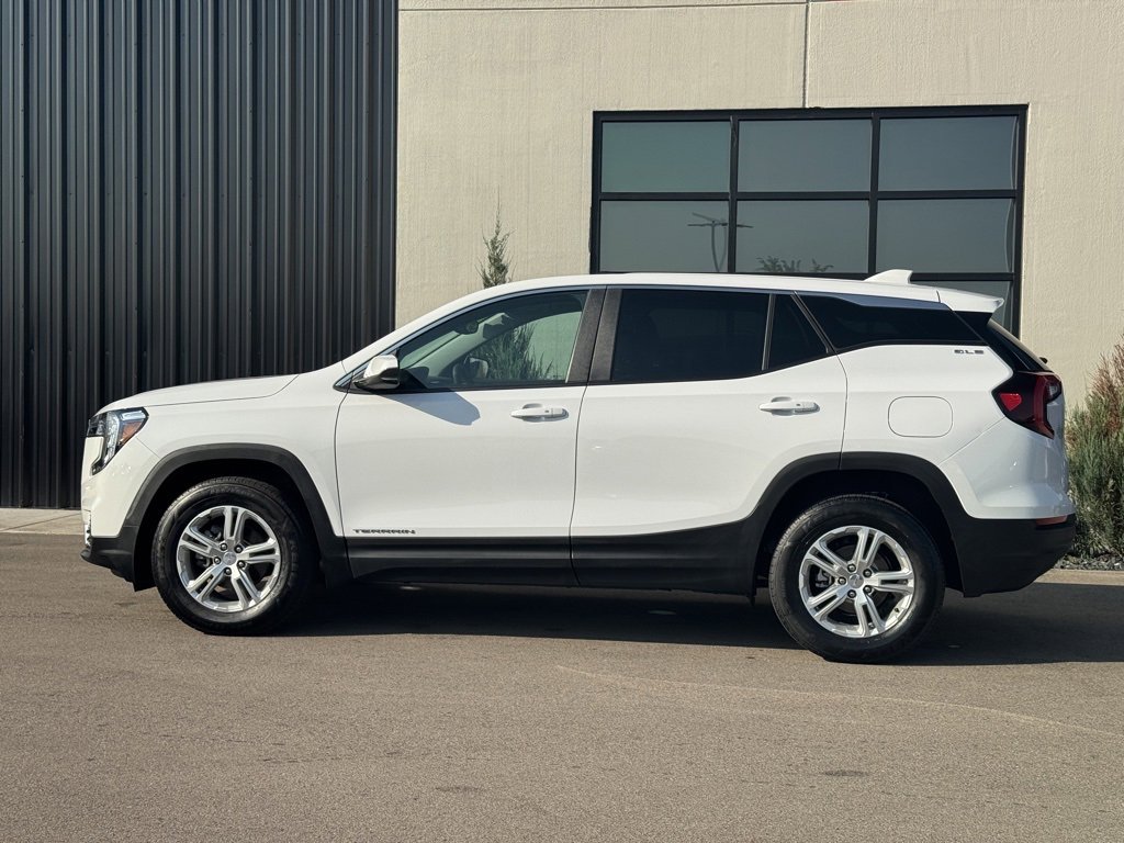 Used 2023 GMC Terrain SLE image 2