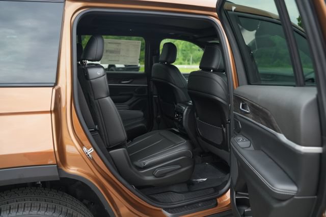 New 2026 Jeep Grand Cherokee L Limited w/ Limited Altitude Package AWD/4WD image 21