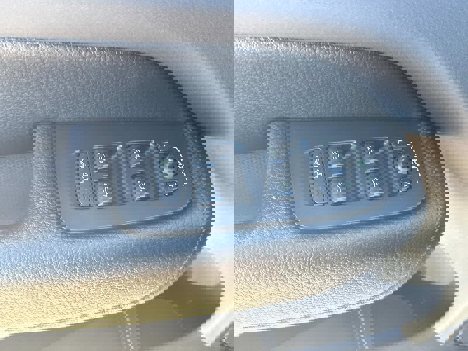 Used 2019 Volvo XC60 T5 Momentum w/ Premium Package image 17