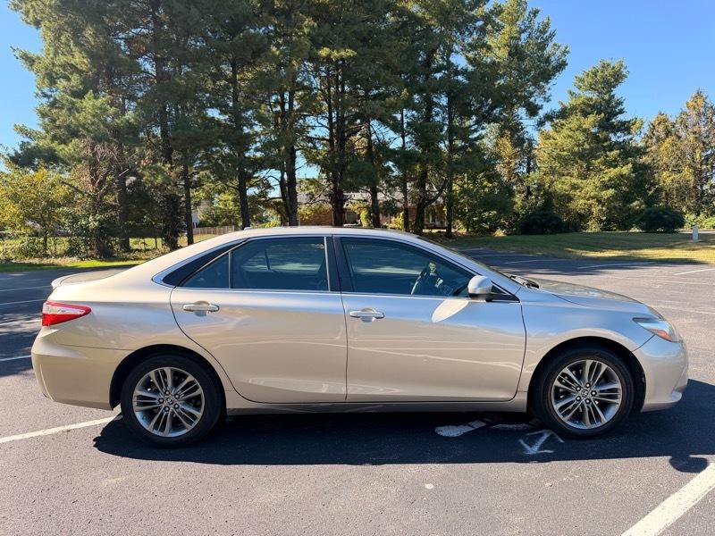 Used 2017 Toyota Camry SE w/ Moonroof Package FWD image 4