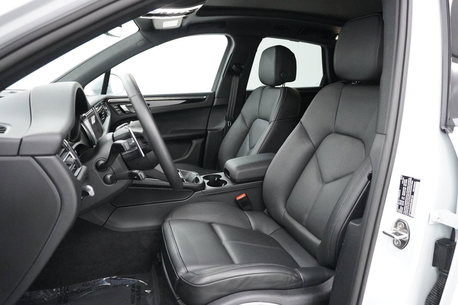 Certified 2025 Porsche Macan AWD/4WD image 5