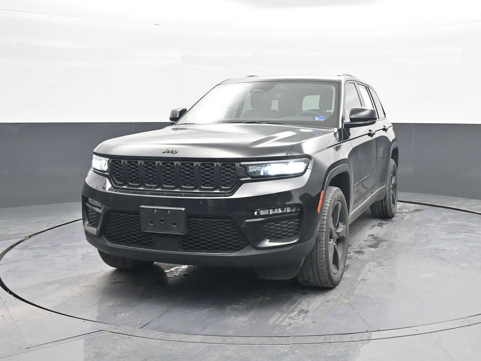 Used 2023 Jeep Grand Cherokee Limited w/ Black Appearance Package image 3