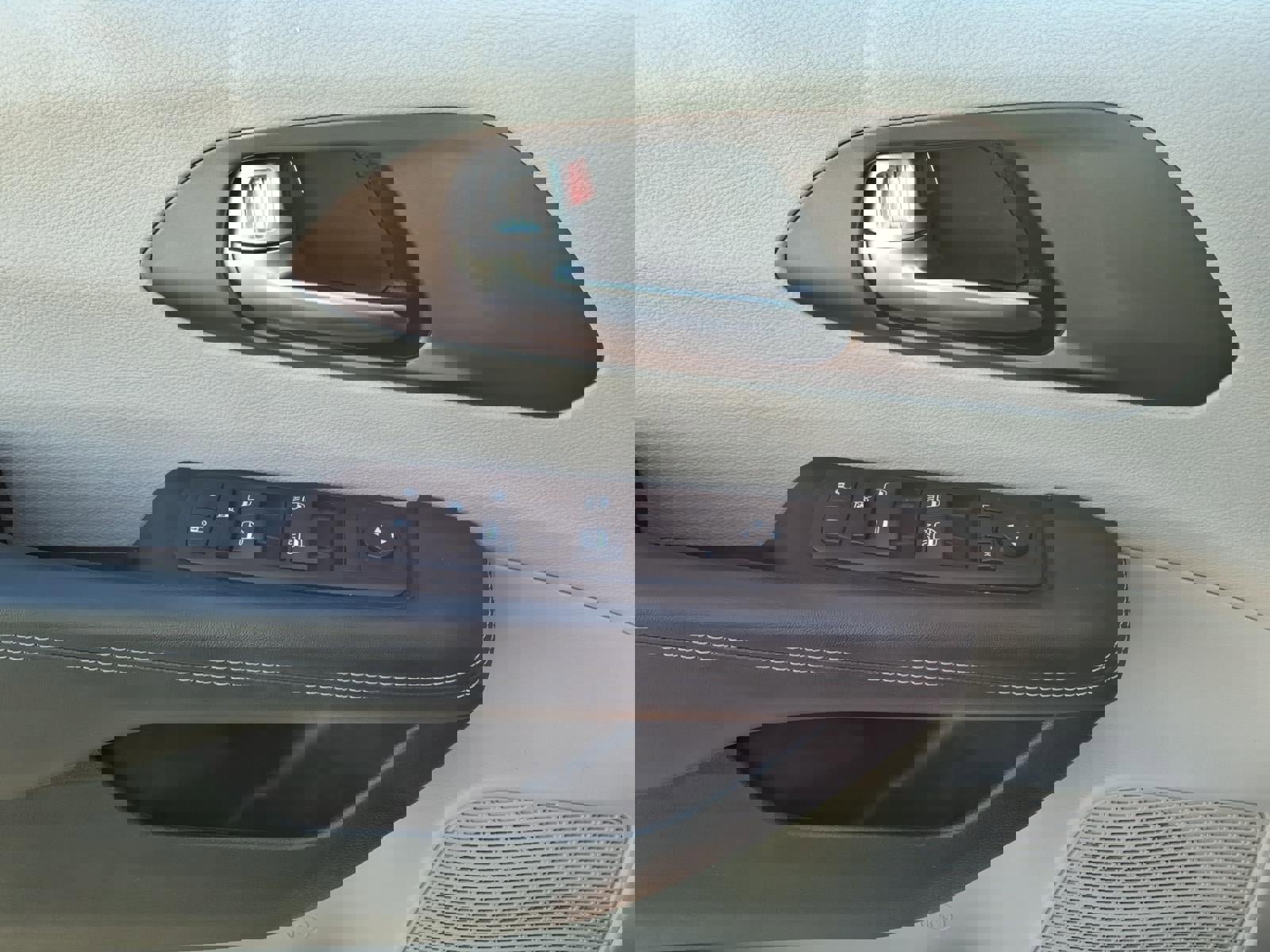 Used 2023 Chrysler Voyager LX image 14