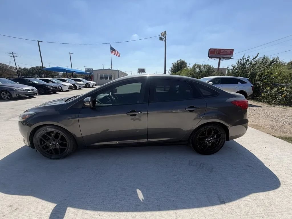 Used 2016 Ford Focus SE w/ Equipment Group 201A FWD image 2